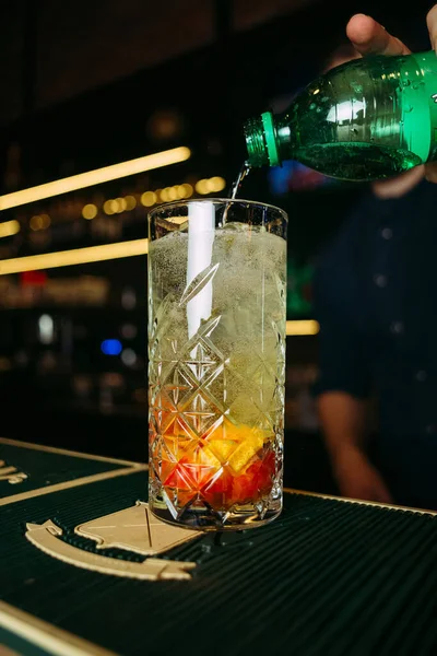 Bartender Gör Cocktails Restaurang Bakgrund Konsistens — Stockfoto