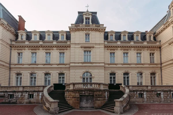 Antiek Groot Huis Tegen Blauwe Lucht Praag — Stockfoto