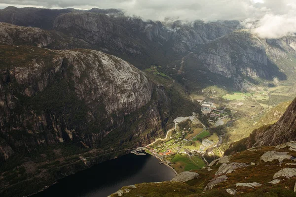 Widok Góry Miasto Nizinach Gór Norwegii Tle Chmur — Zdjęcie stockowe