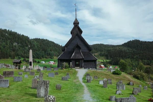 Černý Kostel Norway Proti Horám Modrá Obloha Mrakem — Stock fotografie