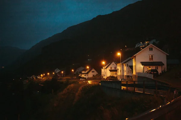Paisagem Noturna Casas Iluminadas Por Lanternas Amarelas Norway Weathe Chuvoso — Fotografia de Stock