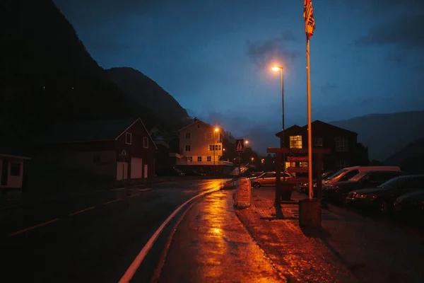Éjszakai Táj Házak Világított Sárga Lámpák Norway Esős Időben — Stock Fotó