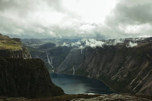 Paisagem Montanhosa Norway Aproximação Língua Troll Contra Céu Nublado — Fotografia de Stock