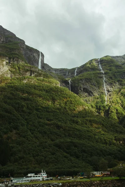 Vier Watervallen Hoog Bergen Tegen Achtergrond Van Een Bewolkte Lucht — Stockfoto