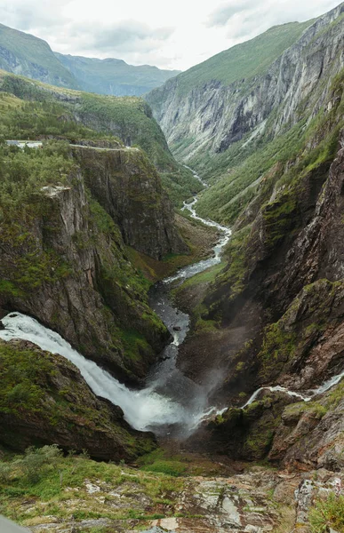 Berglandschap Van Noorwegen Met Een Waterval Een Achtergrond Van Bewolkte — Stockfoto