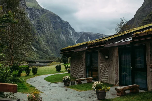 Haus Mit Grasdach Mit Zigarettenpfaden Vor Dem Hintergrund Der Berge — Stockfoto