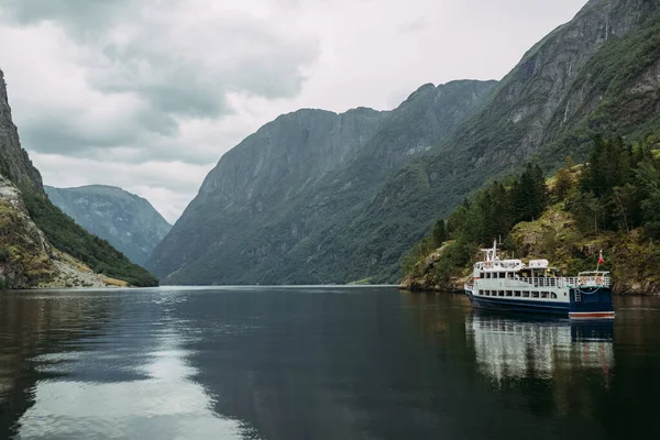 Statek Turystyczny Górskiej Rzece Tle Norweskich Gór Nieba Pokrytego Muszlami — Zdjęcie stockowe