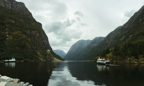 Statek Turystyczny Górskiej Rzece Tle Norweskich Gór Nieba Pokrytego Muszlami — Zdjęcie stockowe