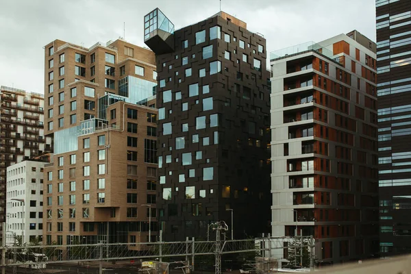 Drie Moderne Huizen Het Noorden Tegen Blauwe Lucht — Stockfoto