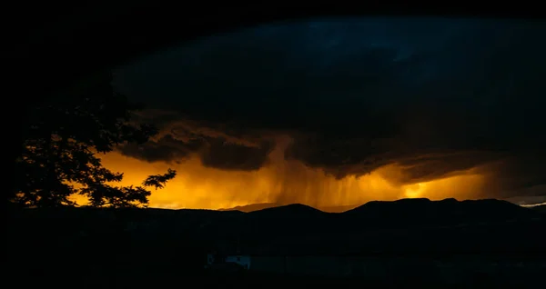 Καταιγίδα Στο Ηλιοβασίλεμα Στα Βουνά Της Ιταλίας Μεγάλα Σύννεφα — Φωτογραφία Αρχείου