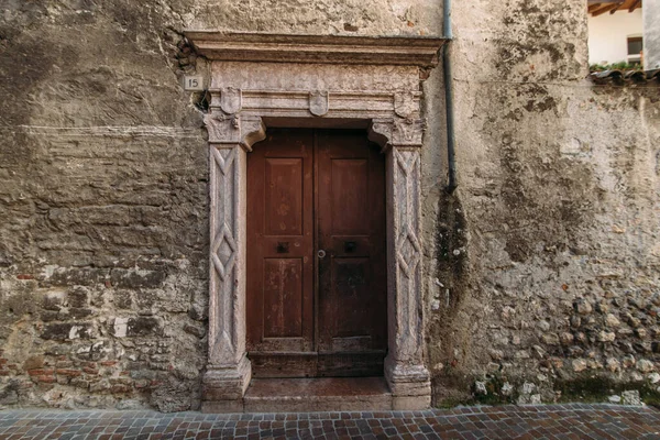 Porta Marrone Nella Vecchia Cornice Con Motivi Sfondo Texture — Foto Stock