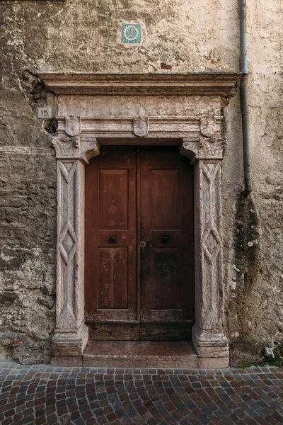 Porte Marron Dans Ancien Cadre Avec Motifs Texture Fond — Photo