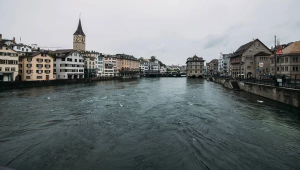 Şehirdeki Kanal Gri Gökyüzünün Arka Planına Karşı — Stok fotoğraf