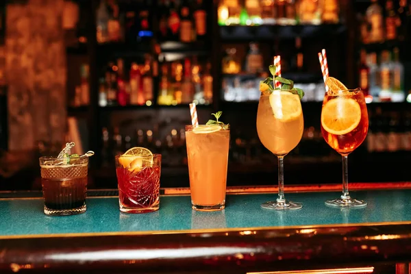Fem Aperol Spritz Cocktail Alkoholhaltig Dryck Baserad Ett Bord Med — Stockfoto