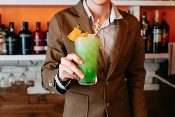 Sommercocktail Alkoholisches Getränk Auf Tischbasis Mit Eiswürfeln Und Orangen — Stockfoto