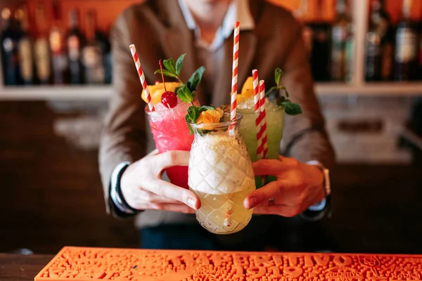 Barman Drží Tři Nealkoholické Letní Koktejly Alkoholický Nápoj Bázi Stolu — Stock fotografie
