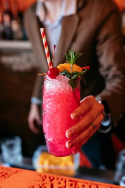 Pembe Alkolik yaz kokteyli. Buzlu ve portakallı masaya dayalı alkollü içecek..