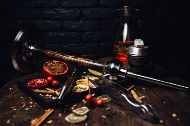 Mango, nar ve quince.Tropikal meyve aromalı tütün. Doğulu dumanlı shisha.