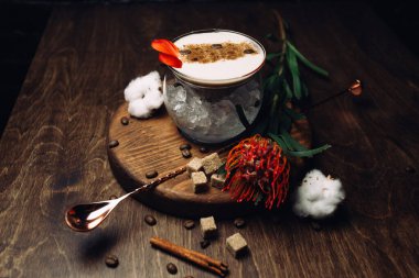 Kahverengi şekerle süslenmiş kahve seti