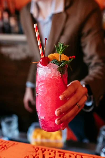 Růžový Alkoholový Letní Koktejl Alkoholický Nápoj Bázi Stolu Ledovými Kostkami — Stock fotografie