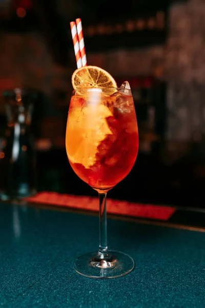 Alkoholický Letní Koktejl Alkoholický Nápoj Bázi Stolu Ledovými Kostkami Pomeranči — Stock fotografie