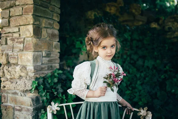 Menina Vestido Verde Branco Segura Uma Flor Suas Mãos Fica — Fotografia de Stock