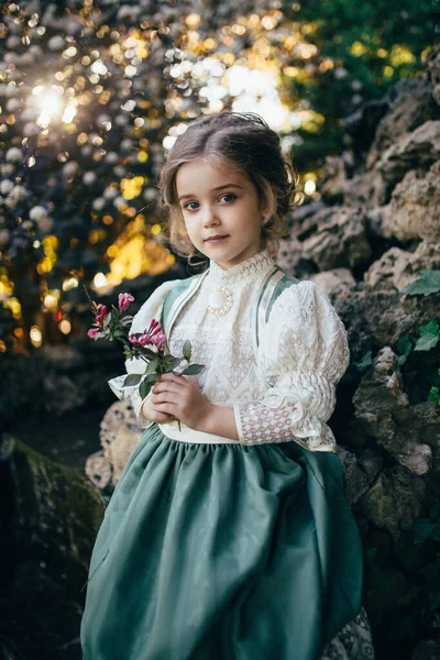 Niña Vestido Verde Blanco Sostiene Una Flor Sus Manos Sobre — Foto de Stock