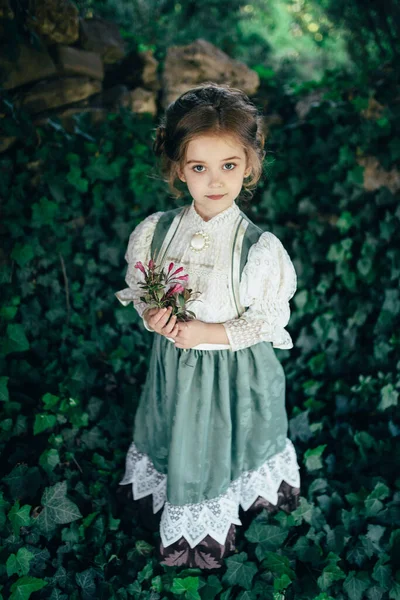 Ragazza Abito Bianco Verde Tiene Fiore Tra Mani Uno Sfondo — Foto Stock