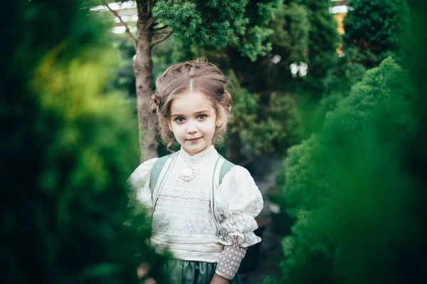 Menina Vestido Verde Branco Fica Fundo Árvores Verdes — Fotografia de Stock