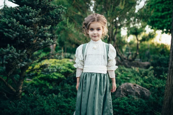 Niña Vestido Verde Blanco Encuentra Junto Árbol Sobre Fondo Árboles — Foto de Stock