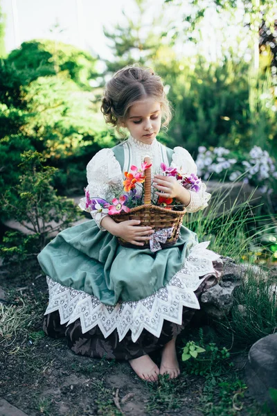 Ένα Κορίτσι Μια Αγροτική Εικόνα Κάθεται Μια Πέτρα Και Κρατά — Φωτογραφία Αρχείου