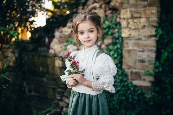 Ragazza Abito Bianco Verde Tiene Fiore Tra Mani Uno Sfondo — Foto Stock