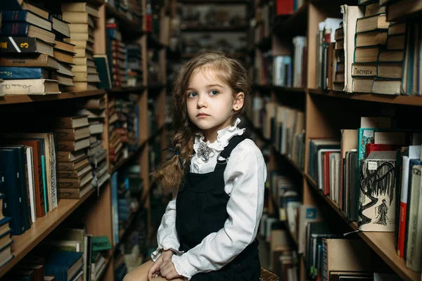 Девушка Школьной Форме Сидит Стуле Между Полками Книгами Школой Библиотекой — стоковое фото