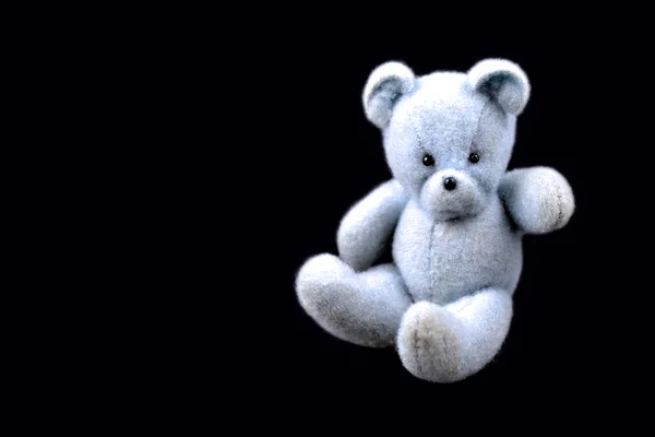 泰迪熊股票图片 泰迪熊在黑色背景 老泰迪熊玩具 老式的悲伤泰迪熊 — 图库照片