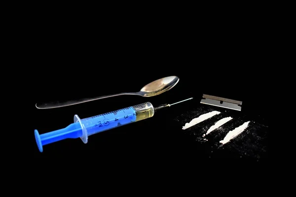 Imagens Estoque Acessórios Drogas Linha Cocaína Num Fundo Preto Drogas — Fotografia de Stock