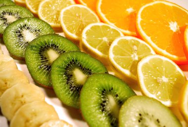 Citrus yakın plan fotoğraf görüntülerini dilimliyor. Farklı meyve dilimleri. Beyaz arka planda sarı meyve. Meyve koleksiyonu. Taze dilimlenmiş narenciye meyvesi