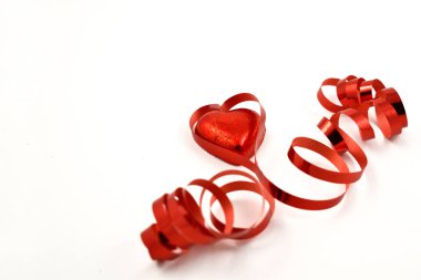 Kalp şeklinde kurdele ve çikolatalı şeker stok fotoğraf görüntüleri. Beyaz arka planda Kırmızı Kurdele Kalbi. Kalp şeklinde kırmızı kurdele. Sevgililer Günü konsepti