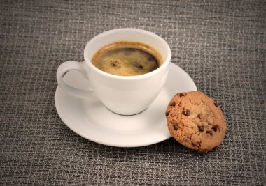 Çikolatalı kurabiye ile kahve hazır görüntüler. Beyaz fincan kahve ile snack. Bir fincan kahve tanımlama bilgisini içerir. Espresso tatlılık ile