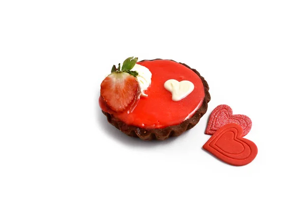 心のストック イメージのケーキ フルーツ バレンタイン ケーキ 白い背景の上のフルーツのタルト フルーツ カップ クリームと バレンタインの日の概念 — ストック写真