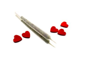 Kırmızı kalpli marihuana batakhanesi beyaz arka plandaki fotoğraf çekimlerinde izole edilmiş. Romantik kenevir marihuanası ortak stok görüntüleri. Komik Sevgililer Günü konsepti