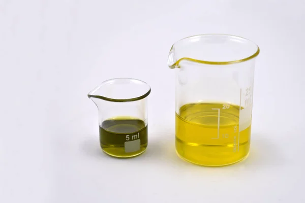 流体研究室ビーカー ストック画像 ガラス製ビーカーを測定します 白い背景の上の実験室のビーカー 油が付いているビーカー 化学液体ガラス — ストック写真