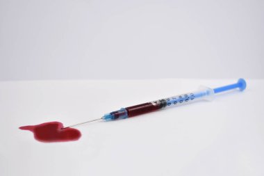 Şırınga hazır görüntüler kan. Beyaz arka plan üzerinde izole kan şırınga. Enjeksiyon ve kan