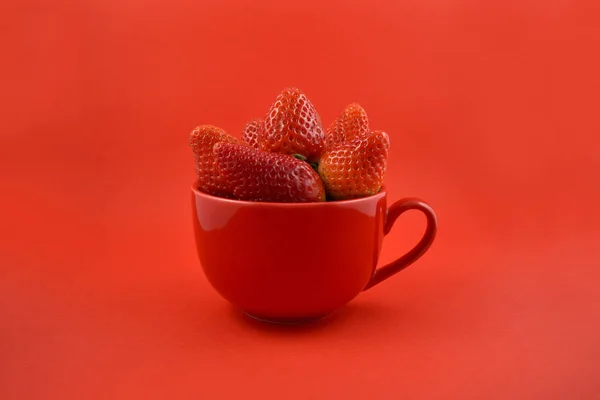 Fresas Una Taza Roja Imágenes Stock Fresas Sobre Fondo Rojo —  Fotos de Stock