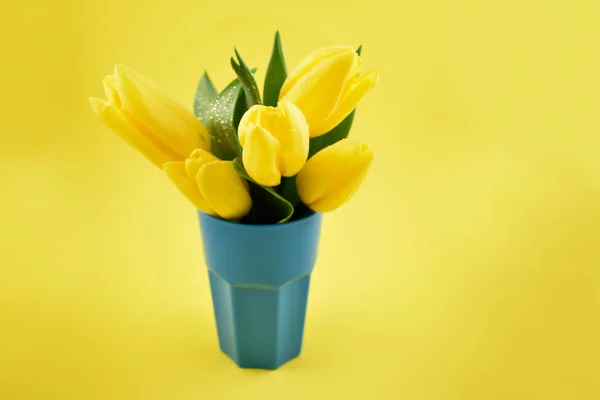 Gele Tulpen Blauwe Vaas Stock Afbeeldingen Gele Tulpen Gele Achtergrond — Stockfoto