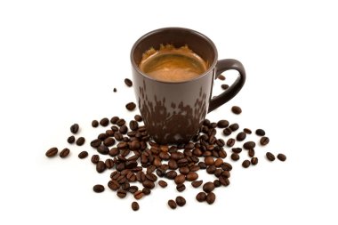 Kahverengi kahve fincanı ve kahve çekirdekleri fotoğraf görüntüleri. Kahverengi kahve fincanı beyaz arka planda izole edilmiş.