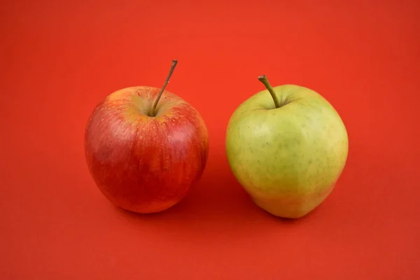 Czerwone Zielone Jabłko Obrazów Jabłka Czerwonym Tle Dwie Dojrzałe Jabłka — Zdjęcie stockowe