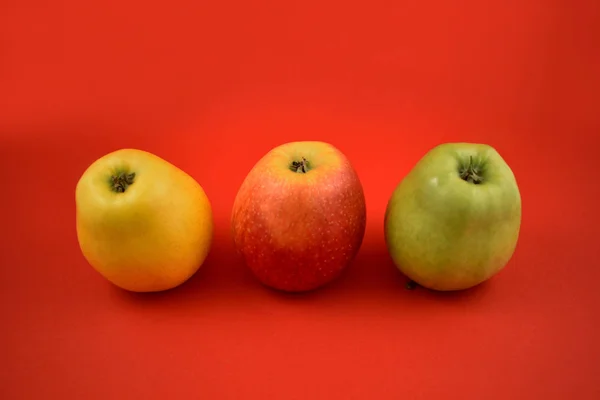 Tres Coloridas Manzanas Imágenes Stock Manzanas Sobre Fondo Rojo Tres — Foto de Stock