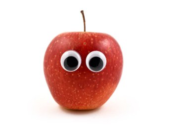 Şaşı gözlü komik kırmızı elma resimlerinde var. Komik bir elma figürü. Apple beyaz bir arkaplanda izole edilmiş. Yüz resmi olan şirin bir elma.