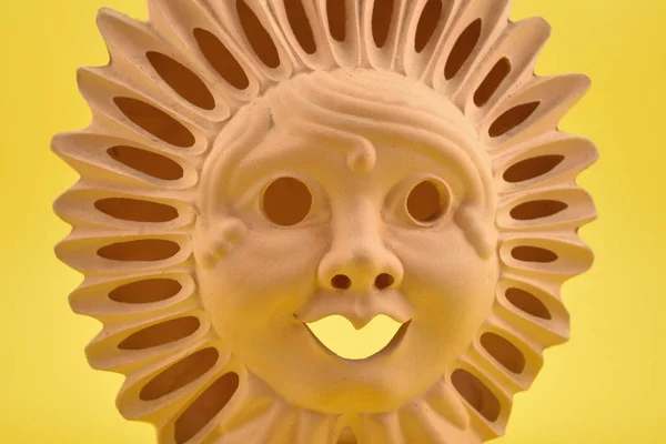 Imágenes Stock Ceramic Sun Face Sol Cerámica Sobre Fondo Amarillo — Foto de Stock