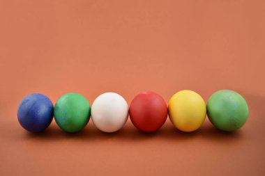 Renkli Paskalya yumurta hazır görüntüler. Paskalya dekorasyon fotoğraf. Bahar dekorasyon resimleri. Boyalı Paskalya yumurtaları. Kahverengi arka plan üzerinde renkli yumurta bir dizi